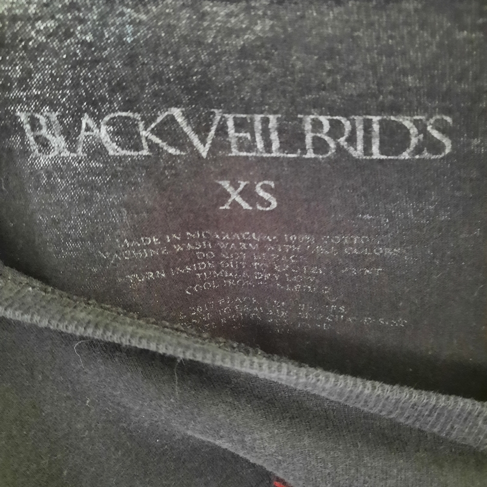 Women's size XS short sleeve shirt. - Picture 3 of 3